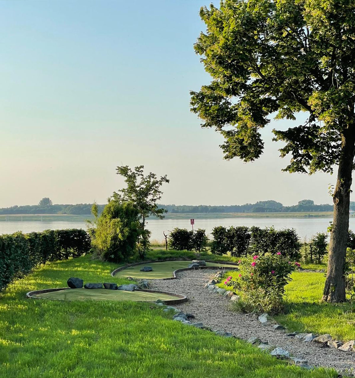 minigolfanlage mit see im hintergrund